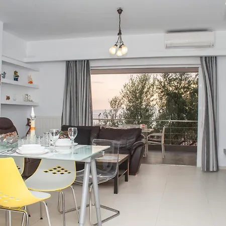 Nina's Villa, Cosy Seaview Retreat