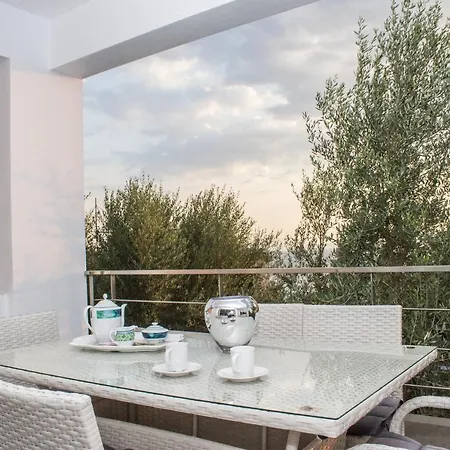 Appartamento Nina's Villa, Cosy Seaview Retreat