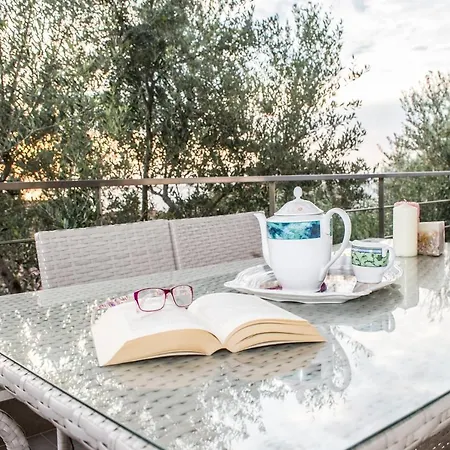 Nina's Villa, Cosy Seaview Retreat Appartamento *