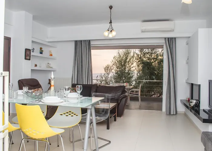 Nina's Villa, Cosy Seaview Retreat