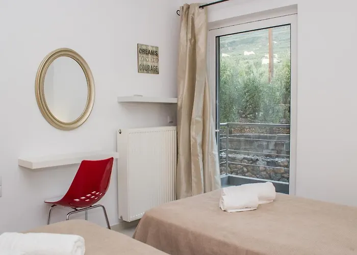 Nina's Villa, Cosy Seaview Retreat *